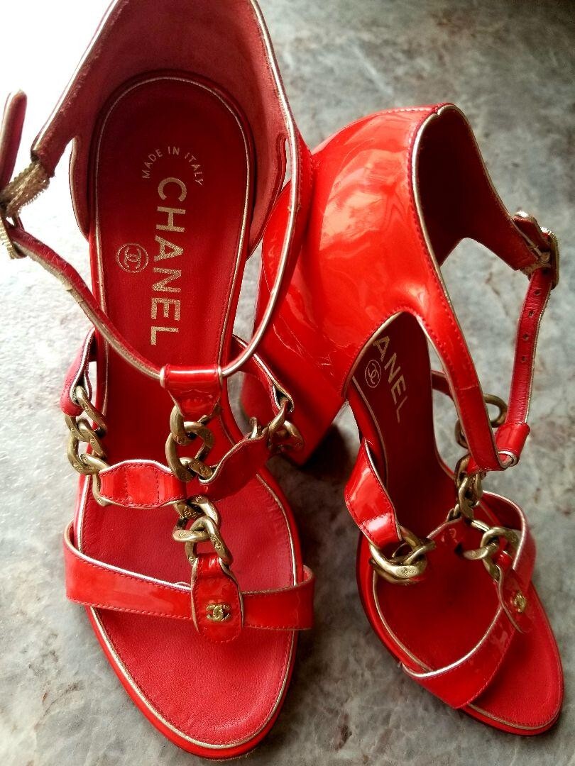 CHANEL ヒール Chanel White Cracked Leather Cap Toe Pumps Size 8.5/39