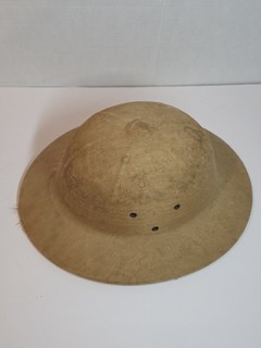 Vintage safari/pith style helmet with handwritten provenance note Africa 1986
