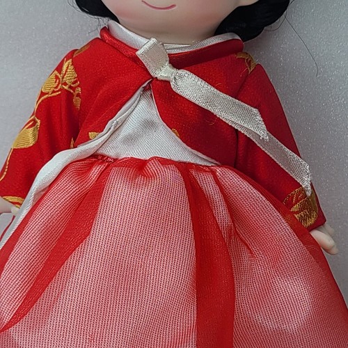 Precious Moments Children of the World Corea Hee Young 8" Muñeca Vestido Rojo - Imagen 3 de 20