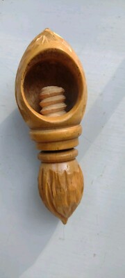 Vintage handgeschnitzter Nussknacker aus Holz in heller Farbe gebraucht