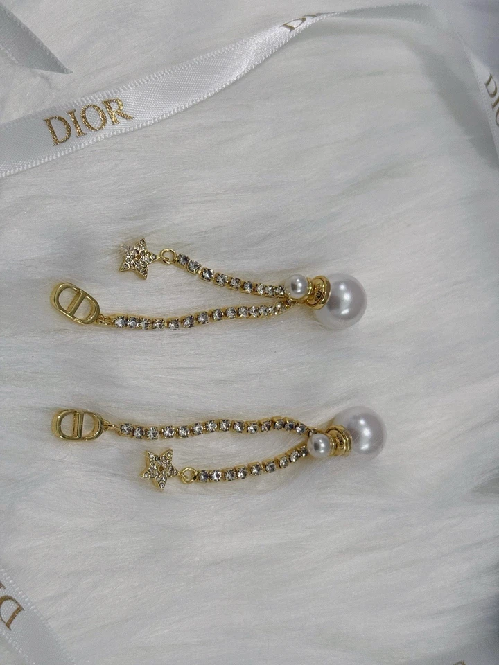 Pendientes Tribales Dior Acabado Dorado Metal, Perlas Resina Blanca y Cristales Blancos Foto 4 de 4