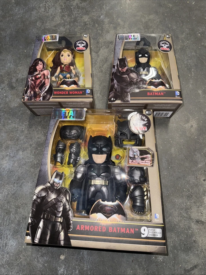 Lote De 3 Metales Die Cast Figura Batman vs Superman M1 M2 M11 Figura DC Comics Foto 2 de 4