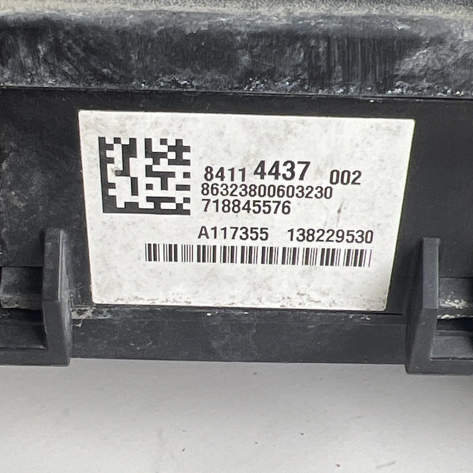 GMC Yukon Denali 2017 caja de fusibles bloque de conexiones 84114437 OEM Foto 2 de 4