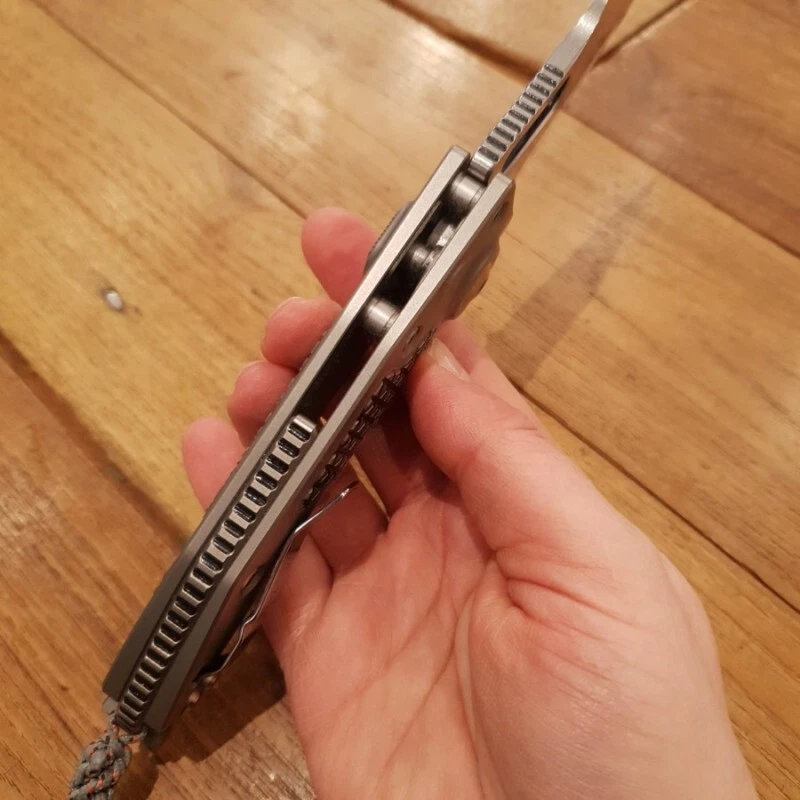 Coltello chiudibile Microtech Stitch Titanio collezione privata - Immagine 3 di 4