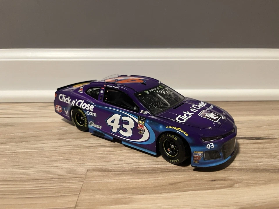 Bubba Wallace 2018 Mahle Promo 1/24 NASCAR Diecast Autografiado por Richard Petty Foto 2 de 4