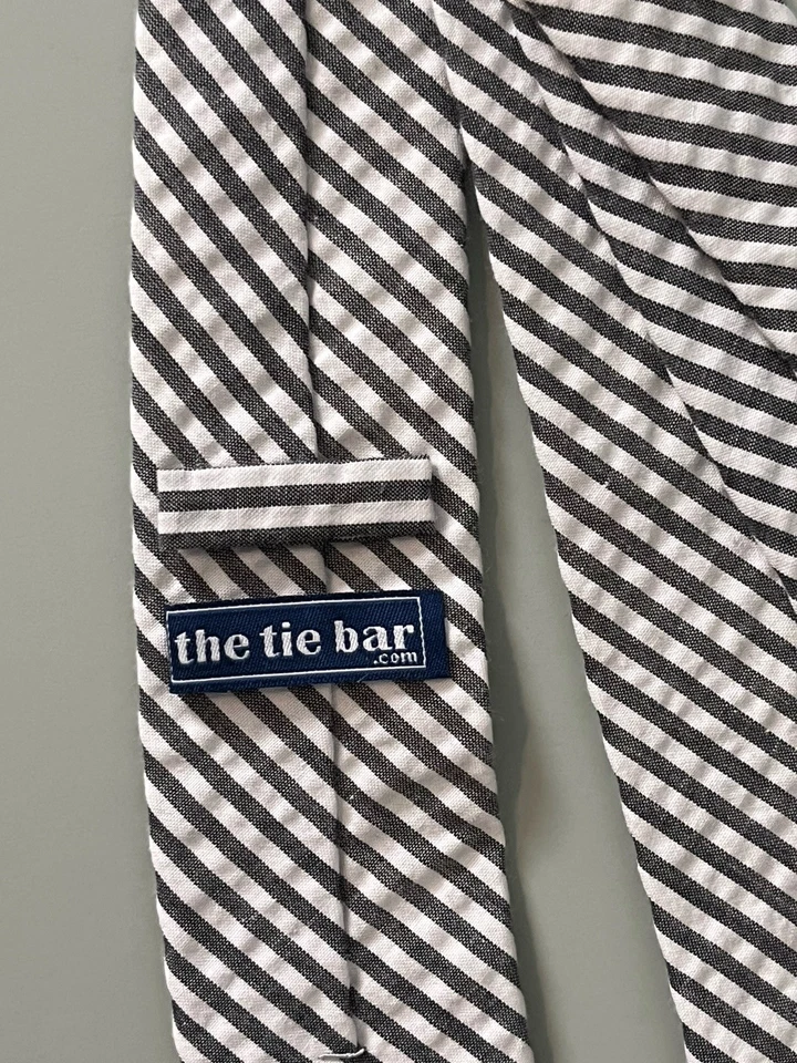 La barra de corbata, corbata de cuello 100 % algodón, rayas diagonales grises y blancas Foto 3 de 4