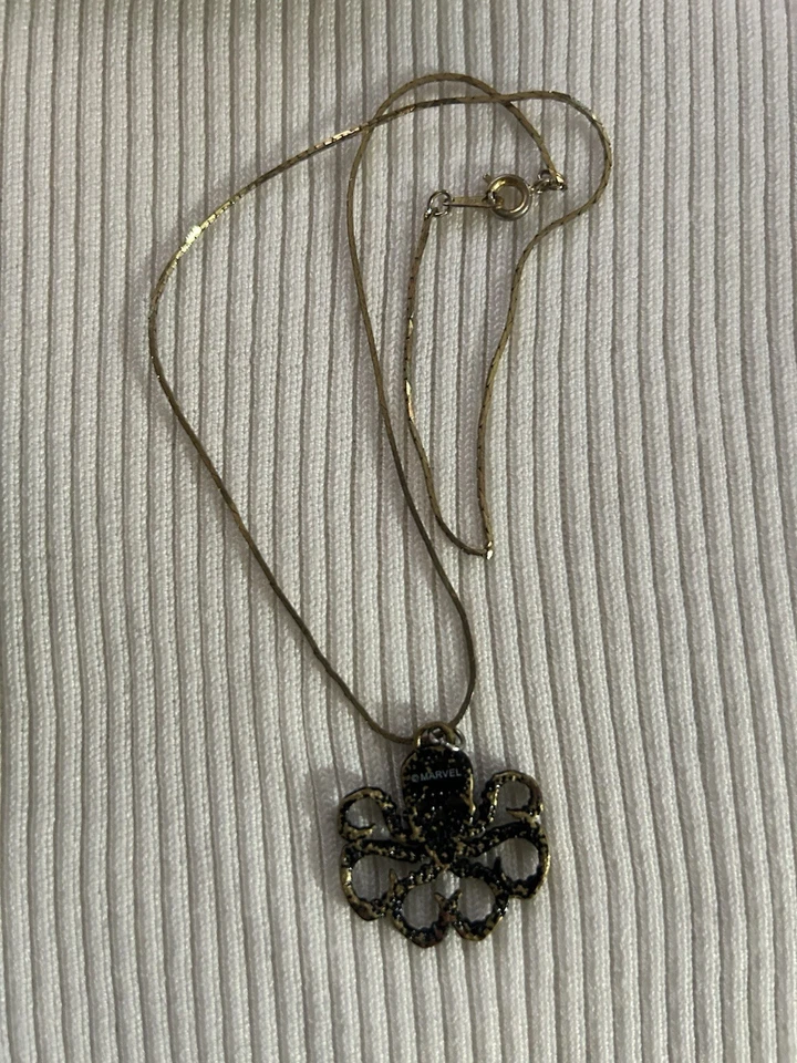 LOTE MARVEL! COLLAR GEMA CON LOGOTIPO DE HYDRA AGENTE DE ESCUDO 15” ¡Y ESTUCHE PARA AURICULARES INALÁMBRICO! Foto 2 de 4
