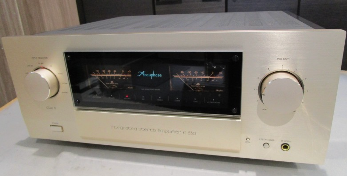 Accuphase インテグレーテッド・アンプ E-550 ＋ ラジオチューナー Accuphase インテグレーテッド・アンプ E-550 ＋ ラジオチューナー