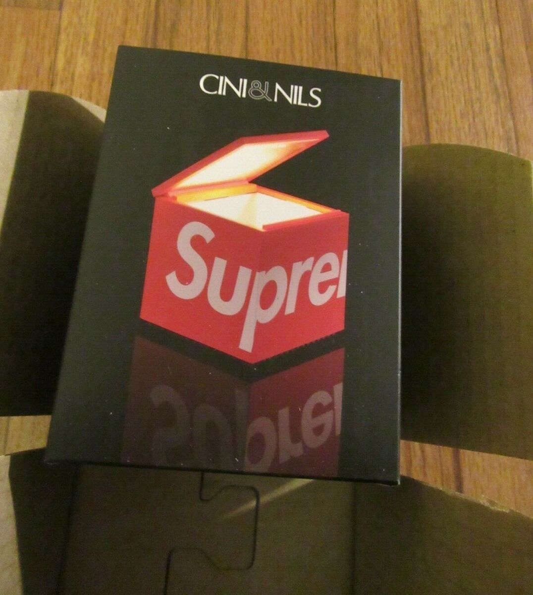 Supreme Cini&Nils Cuboluce Table Lamp Red SS21 Supreme New Supreme Cini&Nils Cuboluce Table Lamp Red SS21 Supreme New