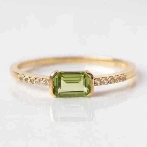 Anillo solitario de peridoto simulado corte esmeralda de 2,15 quilates chapado en oro amarillo de 14 quilates plateado Foto 4 de 4