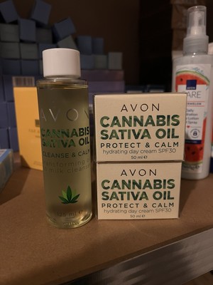 X2 Avon Sativa Oil Protect & Calm. Feuchtigkeitsspendende Tagescreme LSF30 50ml & Reinigungsöl