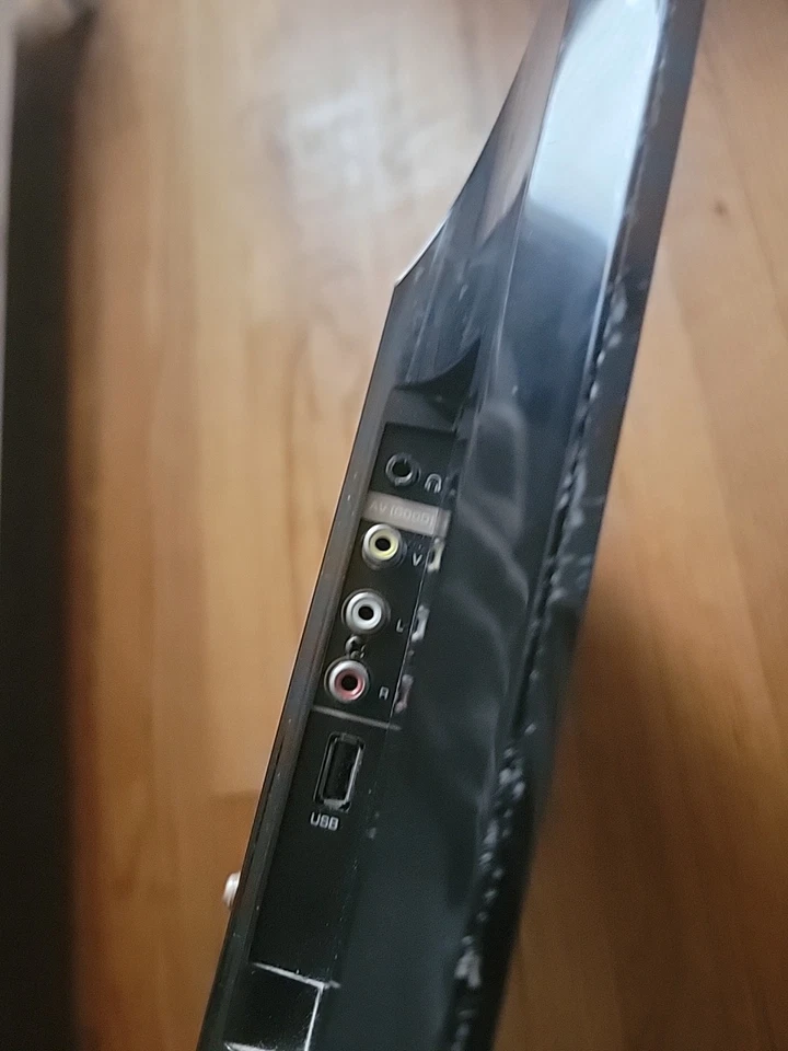 Retro Vizio TV 19 inch With Av And Hdmi - Image 3 of 4