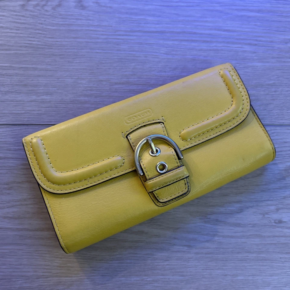 Cartera Coach Campbell Delgada Sobre F49897 Cuero Amarillo Hebilla Dorada Foto 2 de 4