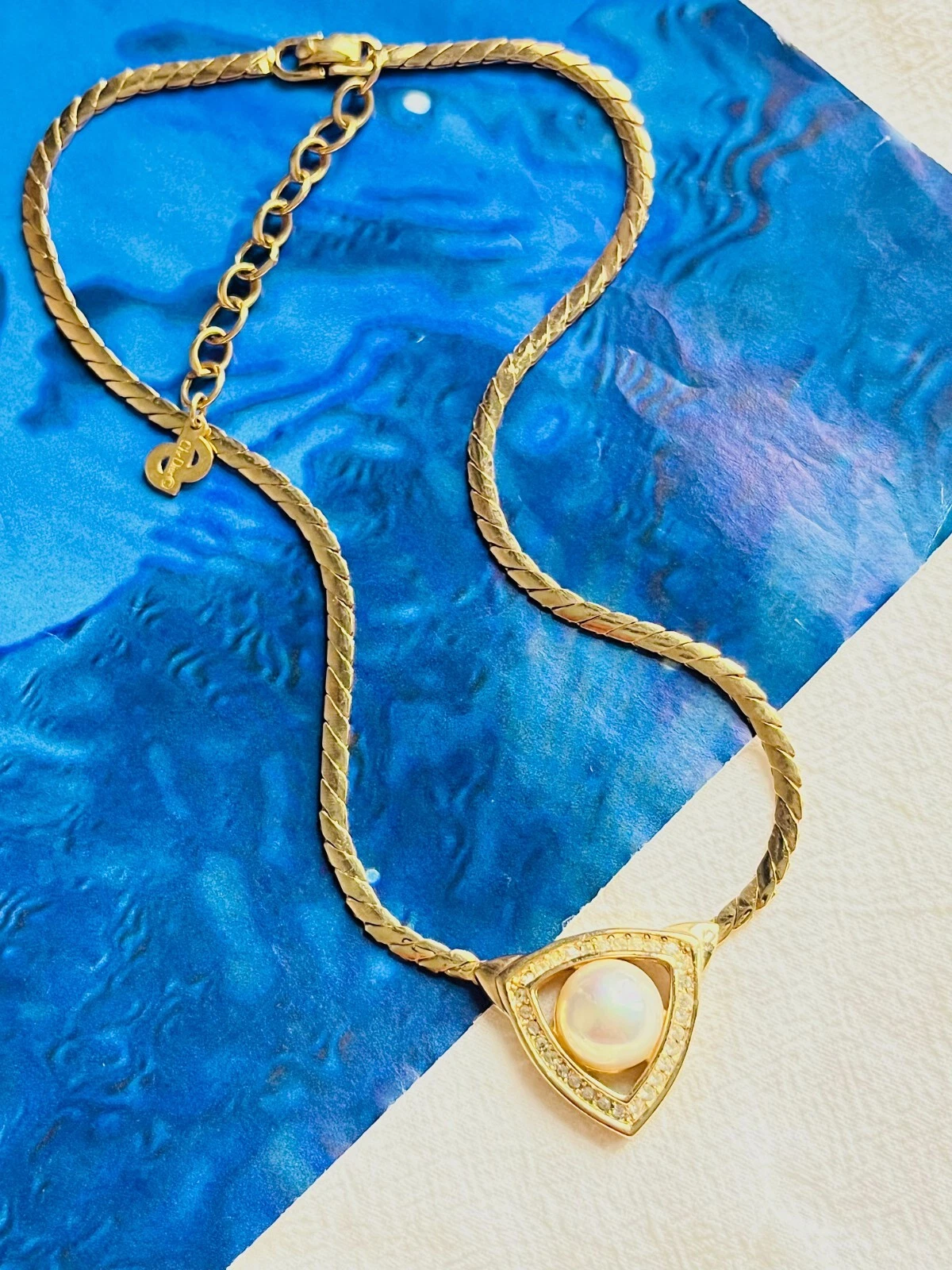 Collana Christian Dior vintage anni 80 triangolo traforato perle bianche cristalli