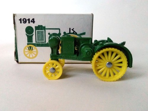 Ertl 1914 Waterloo Boy Tractor No. 562 Green John Deere Diecast Model - Picture 12 of 12