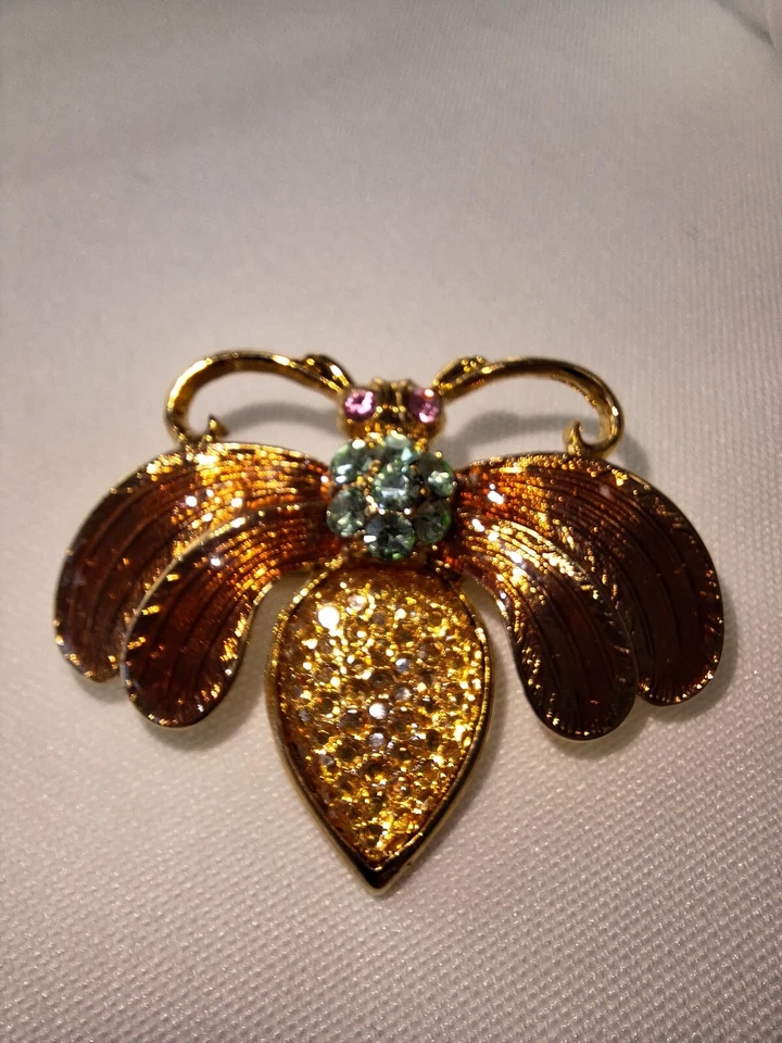 Broche de abeja grande tono dorado con pedrería multicolor y alas esmaltadas