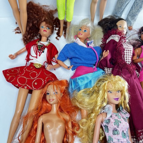 Lotto 10 Barbie e 2 Ken Bambole Vestiti Vintage Scarpe Anni 80 ’90 2000 Baby - Foto 3 di 17
