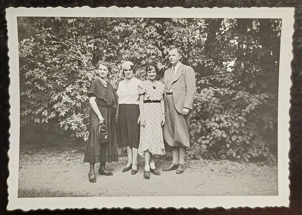 Mann in Knickerbocker Hose steht mit drei eleganten Frauen 20er Jahre Mode Foto - Bild 2 von 3