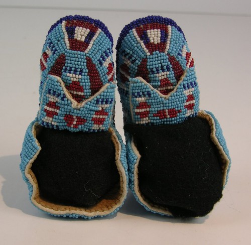 ORIGINAL ca1900 NATIVE AMERICAN SIOUX INDIAN FULLY BEADED HIDE CHILDS MOCCASINS - Picture 3 of 3