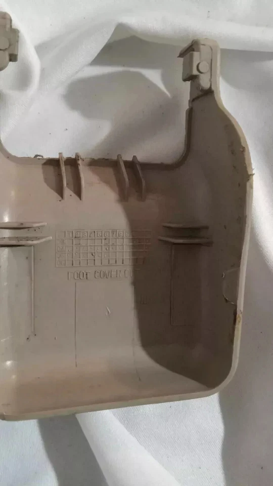 Cubierta lateral del pie de pista del asiento del pasajero delantero izquierdo Kia Spectra 2005-2009 beige OEM Foto 3 de 4