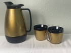 3 pc Vtg West Bend Thermo Serve Coffee Carafe Set 2 Mugs GOLD & BLACK MCM USA — photo 2