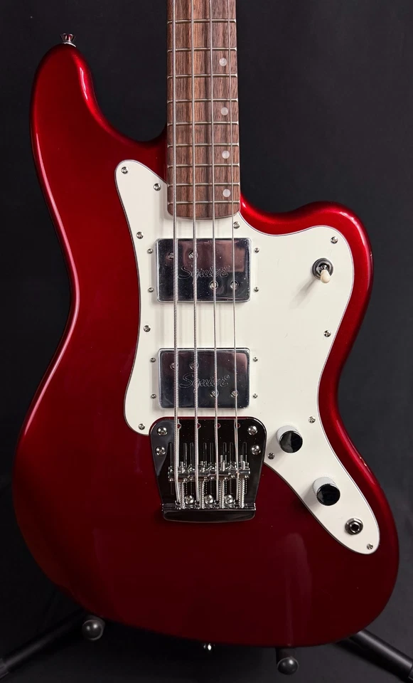 Bajo Squier Paranormal Rascal de 4 cuerdas acabado rojo manzana caramelo Foto 2 de 4