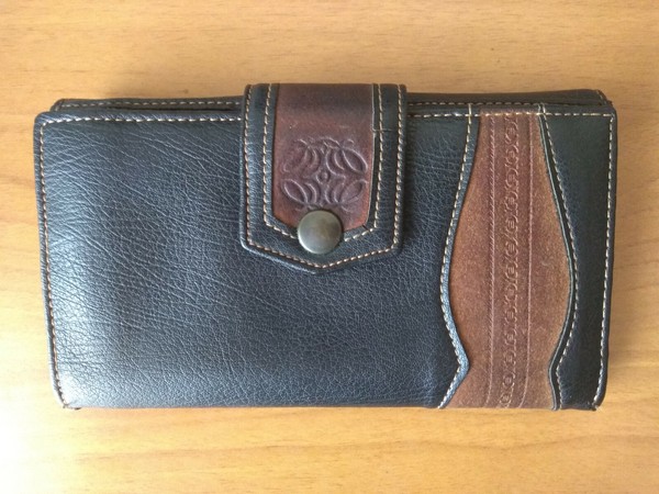 Billetera negra con apliques de ante para señora (Segunda mano, en buen estado)