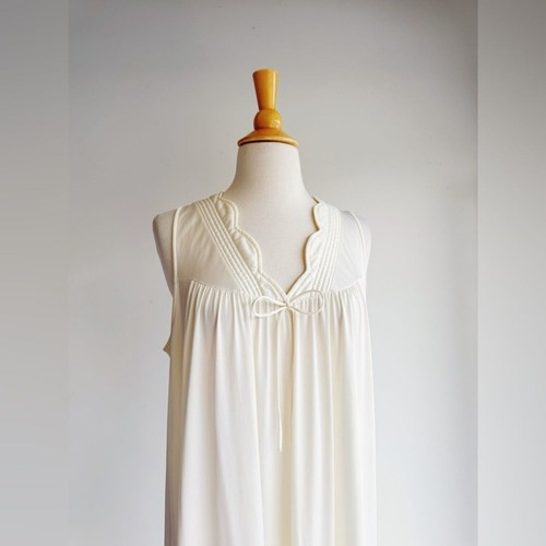 VINTAGE Ivory Scalloped Full Length Nightgown Medium - Picture 3 of 8