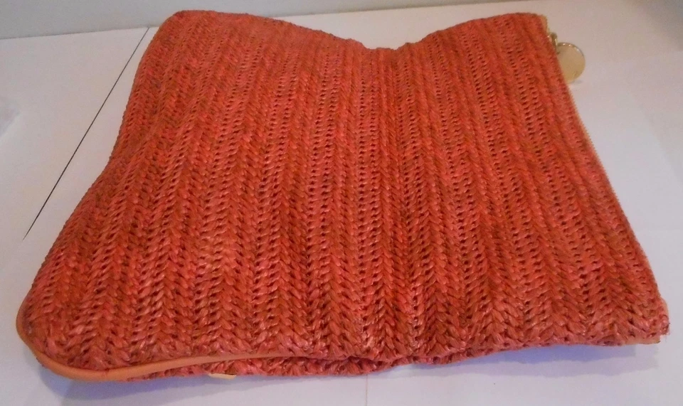 Bolso clutch Deux Lux, pajita de papel coral con cabezas de uñas de metal tono dorado Foto 3 de 4