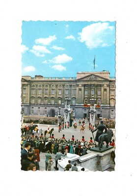 Ansichtskarte London / The Queen leaves Buckingham Palace / England