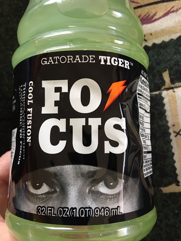 TIGER WOODS 2009 GATORADE NEVER OPENED. RARE.  GREAT CONDITION 