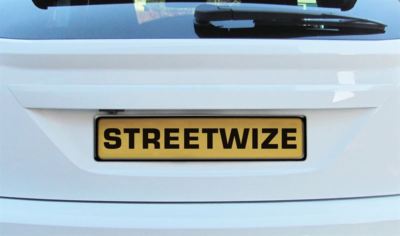 1 x Streetwize vorne/hinten Kunststoff Auto Nummernschild Halter Einfassung SCHWARZ