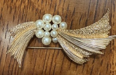 Crown Trifari Brooch Flower Bow Pearl Gold Tone 2.75 