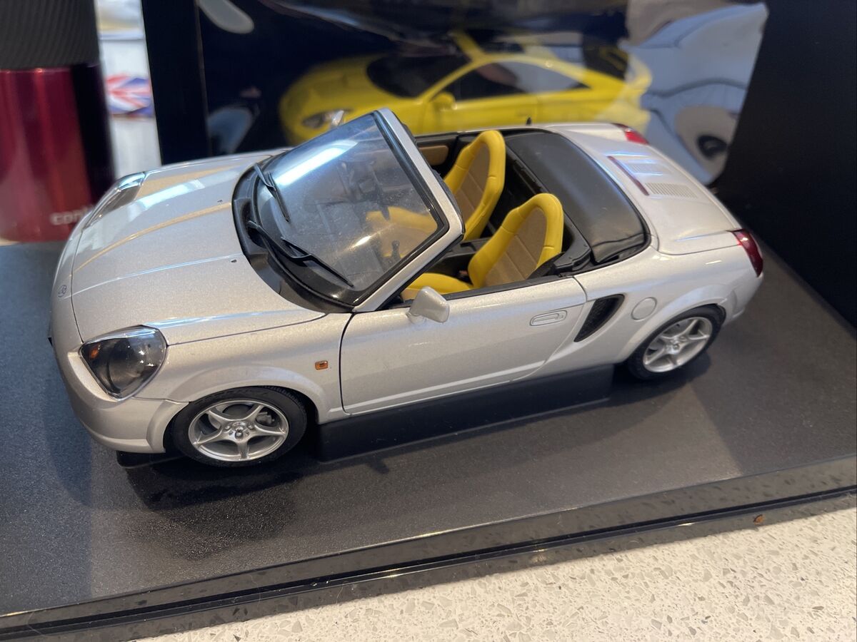 AUTOart MODELS - TOYOTA MR2 SPYDER - SILVER - 1/18 SCALE AUTOart MODELS - TOYOTA MR2 SPYDER - SILVER - 1/18 SCALE
