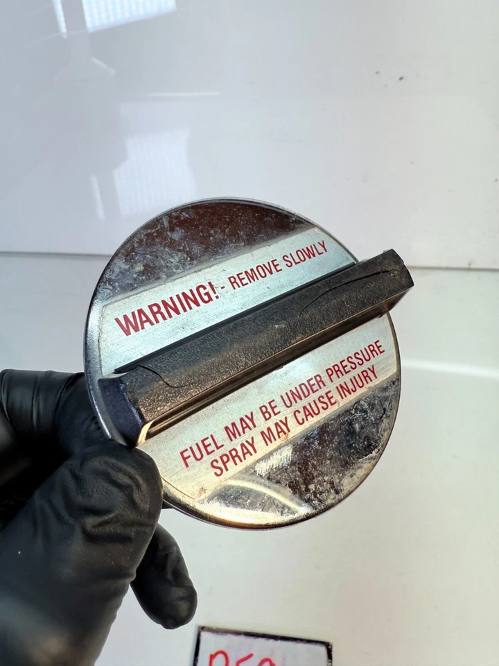 Tapa del tanque de combustible NOS equivalente original vintage negro cromo STANT 10800 G800 B59-7 Foto 3 de 4