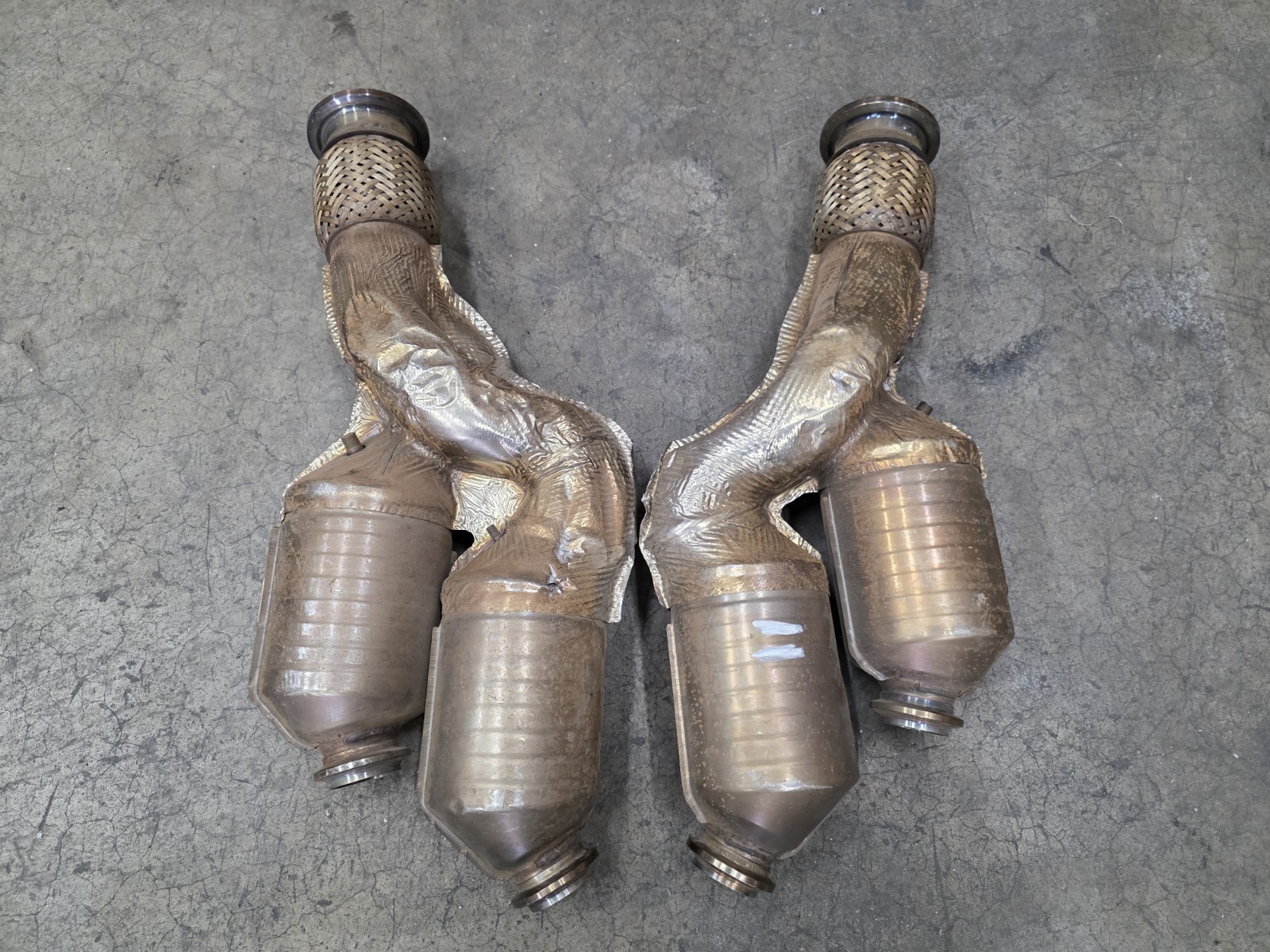 LAMBORGHINI AVENTADOR EXHAUST CATALYTIC CONVERTERS OEM 07M131778B 07M131777B