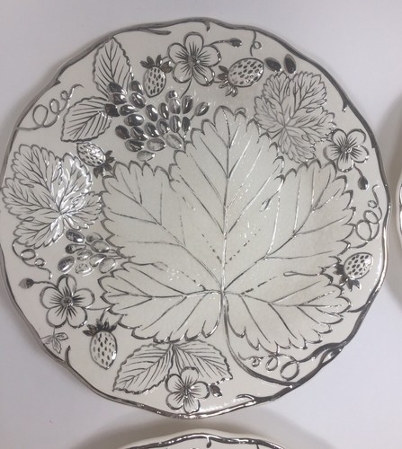 Antique Majolica Strawberry plates ivory with silver trim set of 4 - Picture 4 of 10