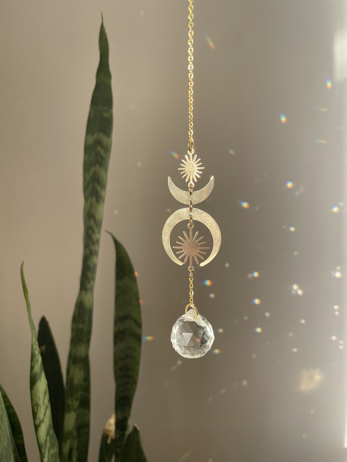 Suncatcher attrape-soleil en laiton déco et prisme cristal arc-en-ciel intérieur