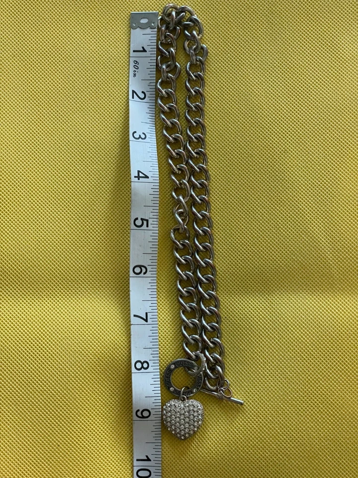 Lote de 3 piezas collar chocker pulsera y pendientes años 90 Y2K Guess corazón palanca logotipo Foto 3 de 4