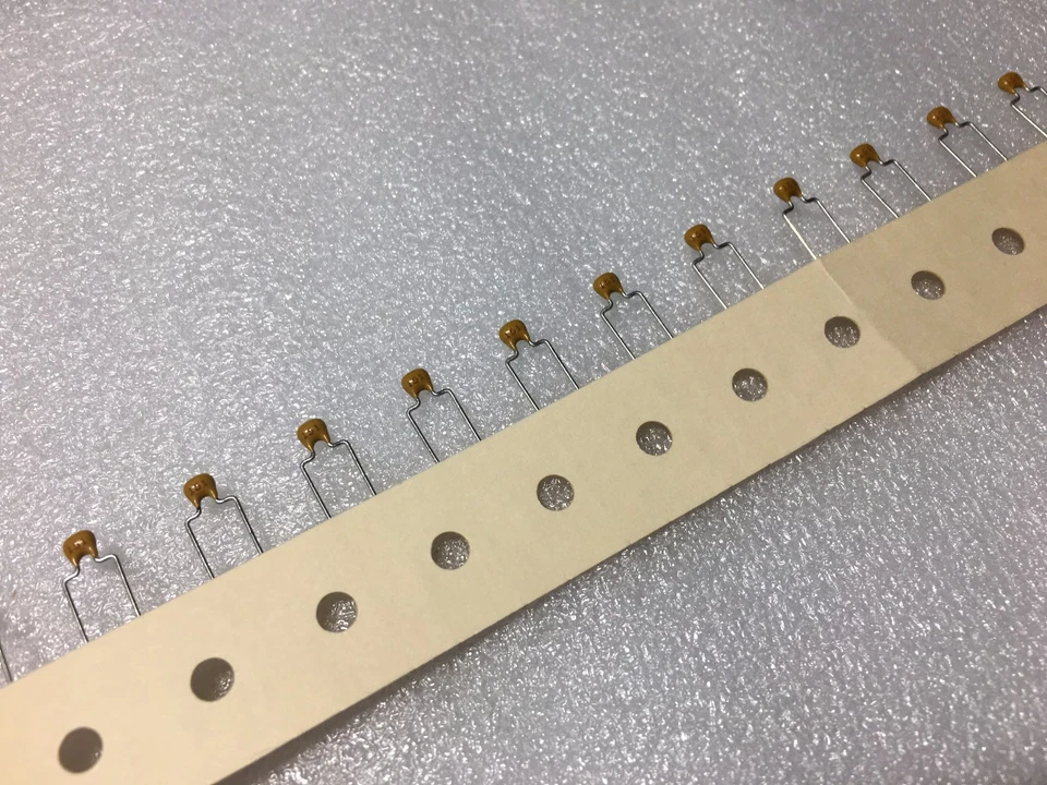 Condensador cerámico multicapa MLCC con plomo 151 150PF 0,15 nf 200 V Foto 2 de 2