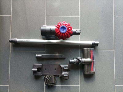 Dyson V6 Slim extra mit Wandladestation 