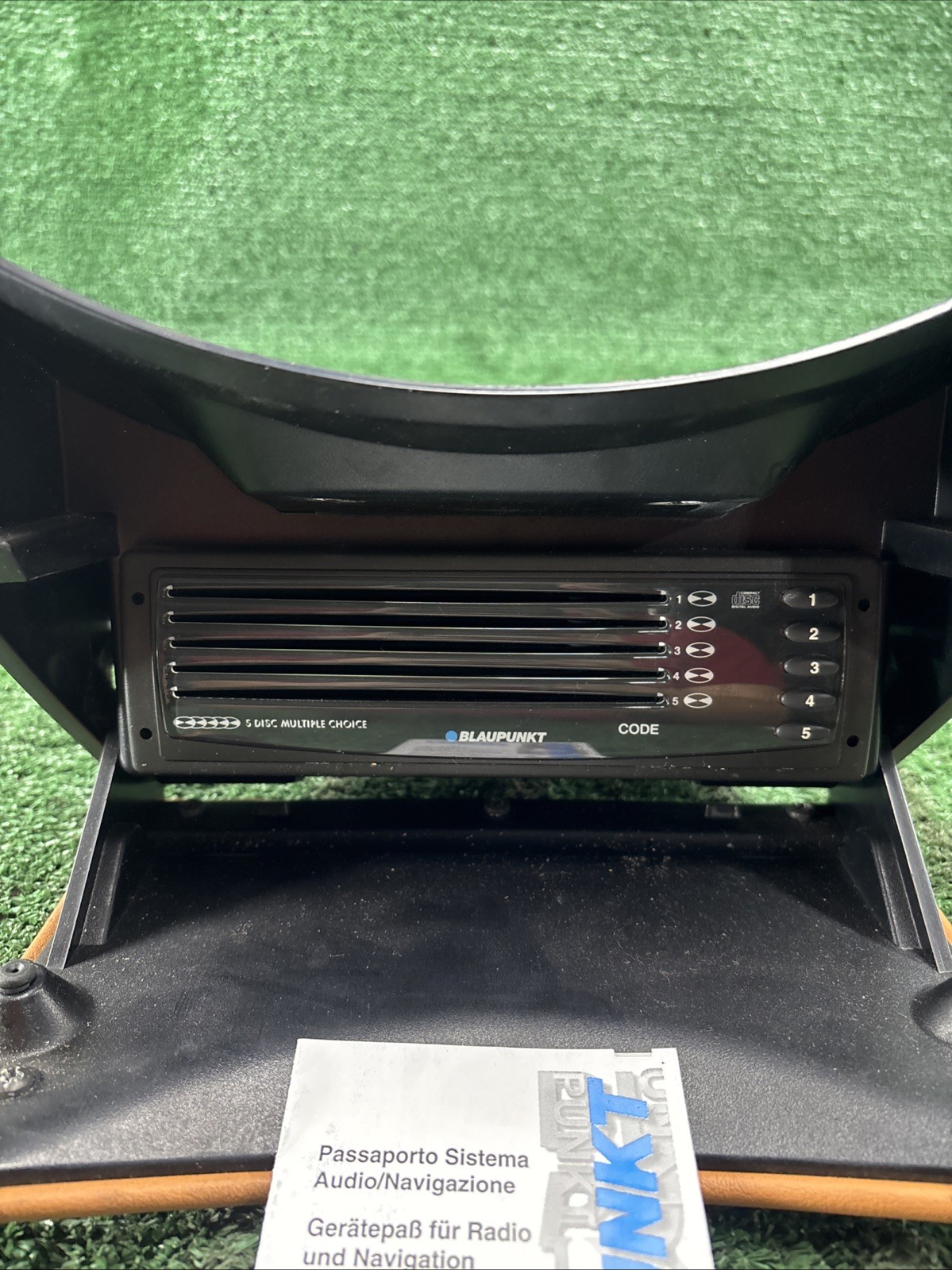 03-08 MASERATI QUATTROPORTE M139 BLAUPUNKT 5 DISK CD CHANGER TRIM WITH CODE OEM