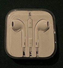 Apple EarPods In-Ear Wired Remote Microphone White Lightning Connector