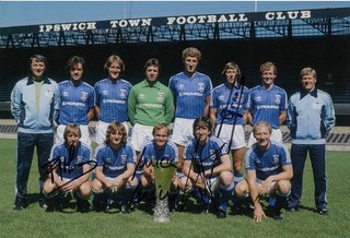 LOW START HAND SIGNED IPSWICH TOWN 12x8 PHOTO 1981 UEFA CUP WINNERS (090)