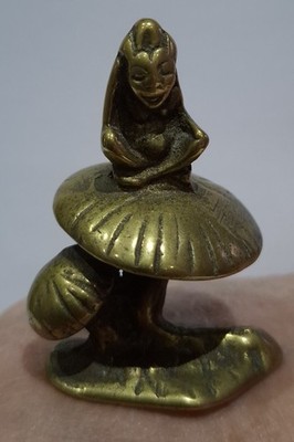 Massives Messing Vintage sehr glückliches Pixie Ornament sitzend auf Fliegenpilz. Gebraucht.