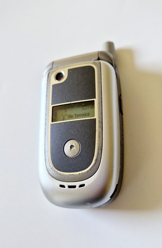 Motorola V235 Classic (Virgin Mobile) Retro Flip Phone In Good Condition - Picture 6 of 10