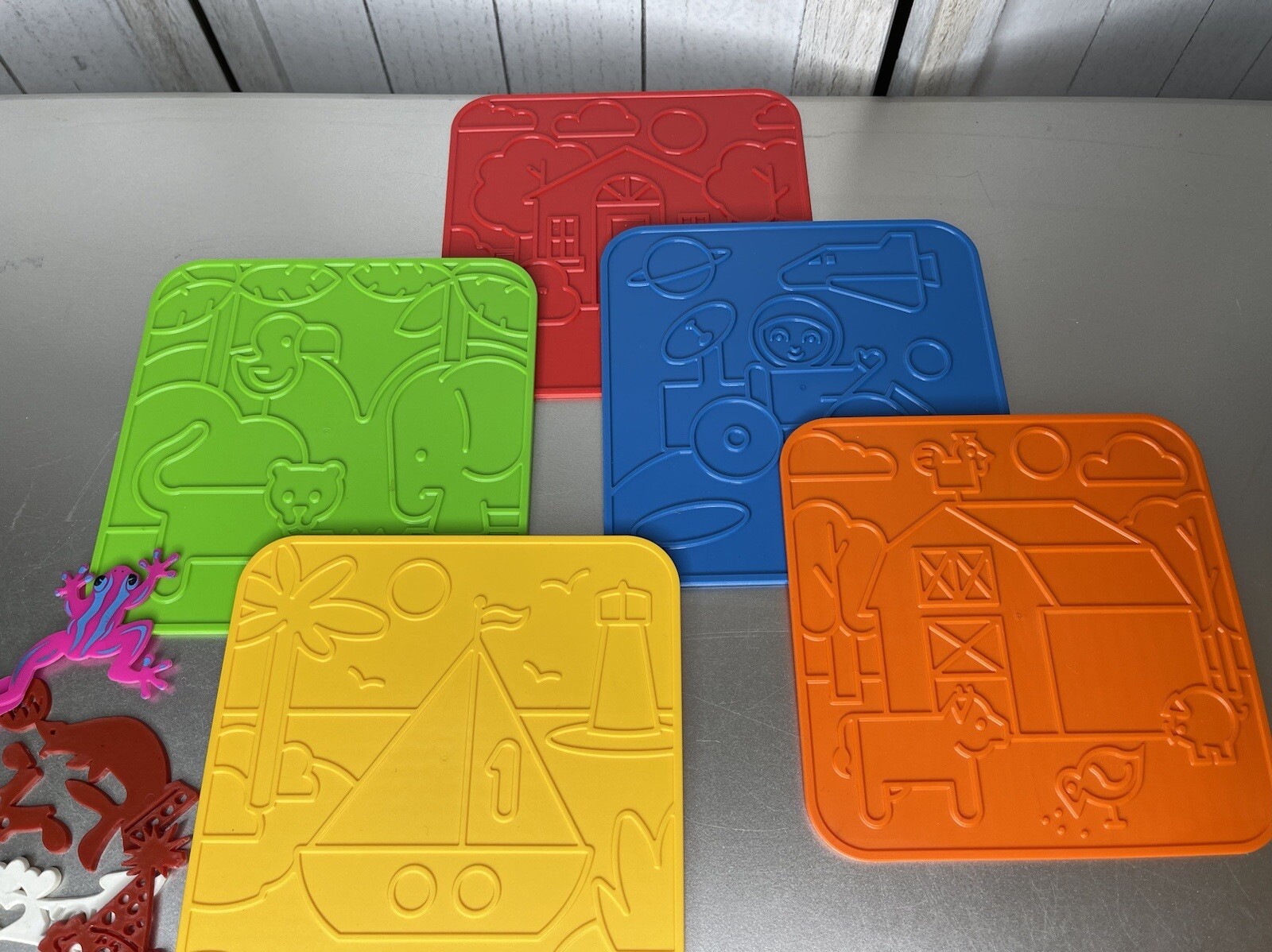 Tupperware Tuppertoys Picture Plates Set of 5 Rubbing Texture Vintage