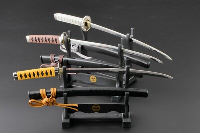 Japanischer schwertförmiger Brieföffner mit Ständer- Katana-shaped letter opener