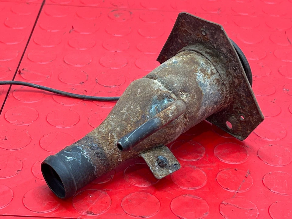 07-14 Chevy Suburban GMC Yukon XL Conjunto de cuello de llenado de combustible OEM 22951218 Foto 4 de 4