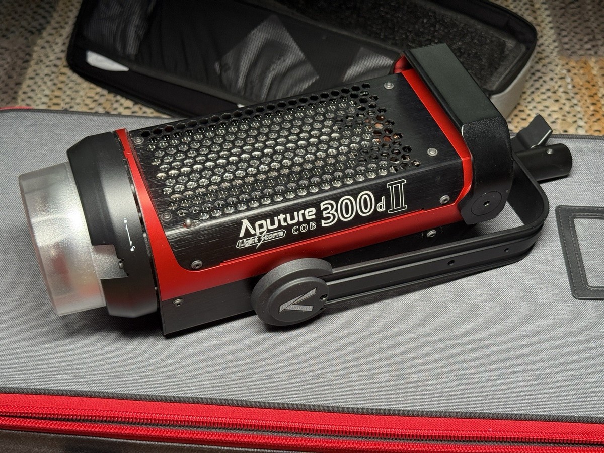 Aputure LS C300d II LED Light Kit With Case | eBay Aputure LS C300d II LED Light Kit With Case | eBay